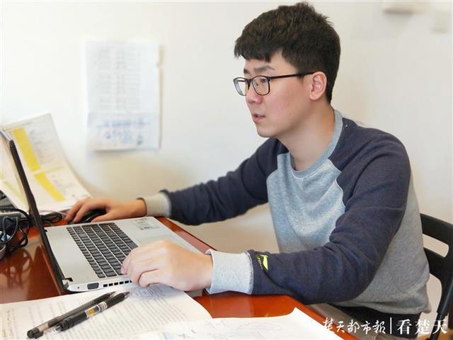 武汉工商学院教师云课堂：直播演示3D设计，学生直呼“太神奇”